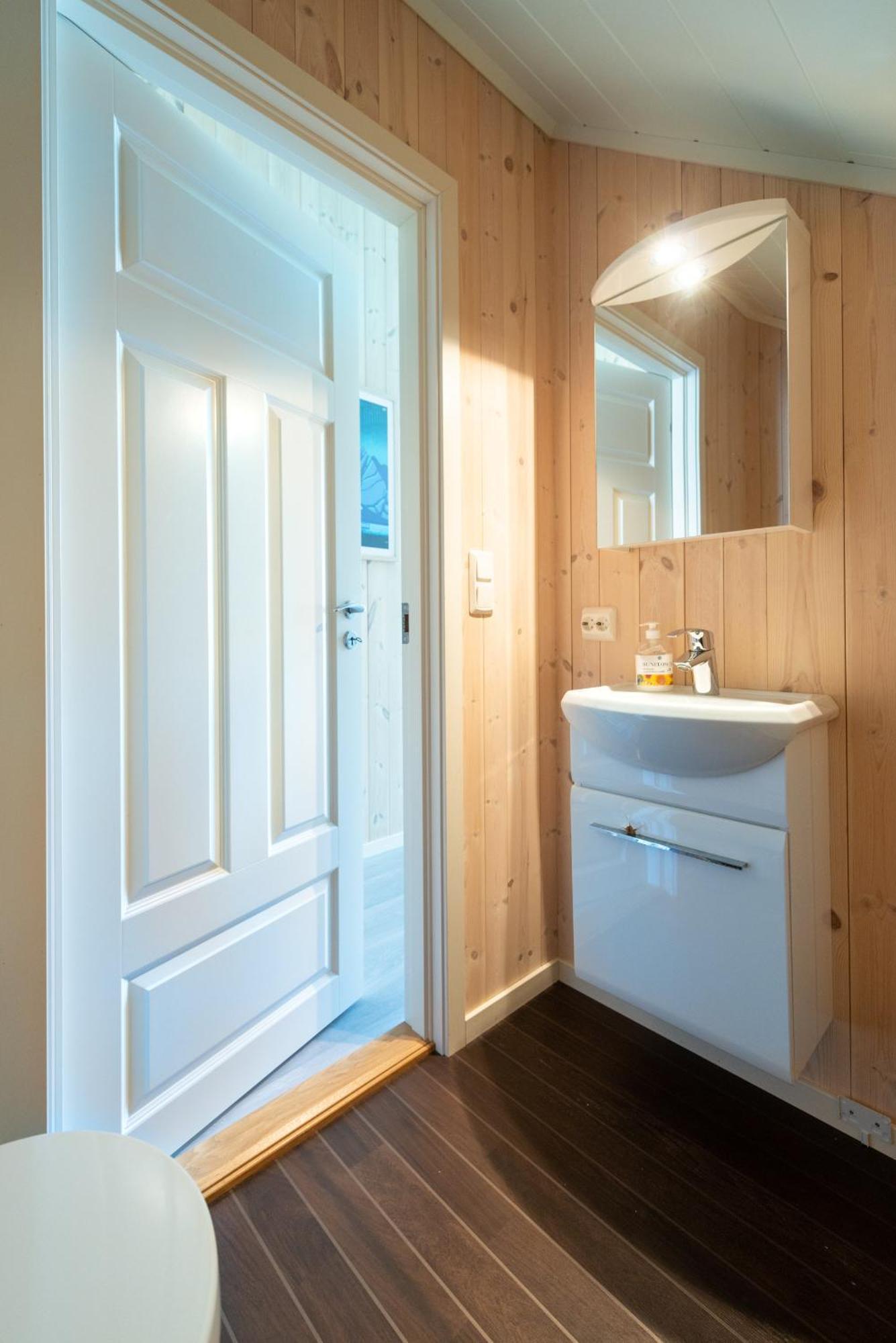 Lofoten Waterfront Luxury Lodge Ballstad Εξωτερικό φωτογραφία